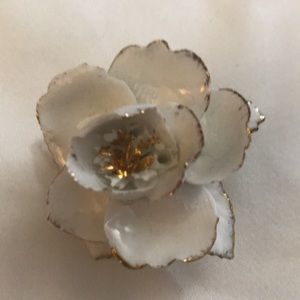 🌸NEW🌸 VTG White Flower With Gold Brooch